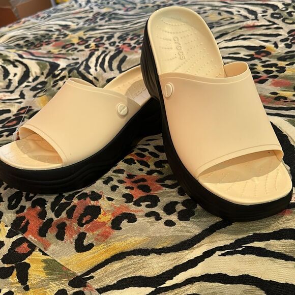 Crocs Skyline Slide Size 9 Women’s Crème with Black Platform Sole - Picture 1 of 11